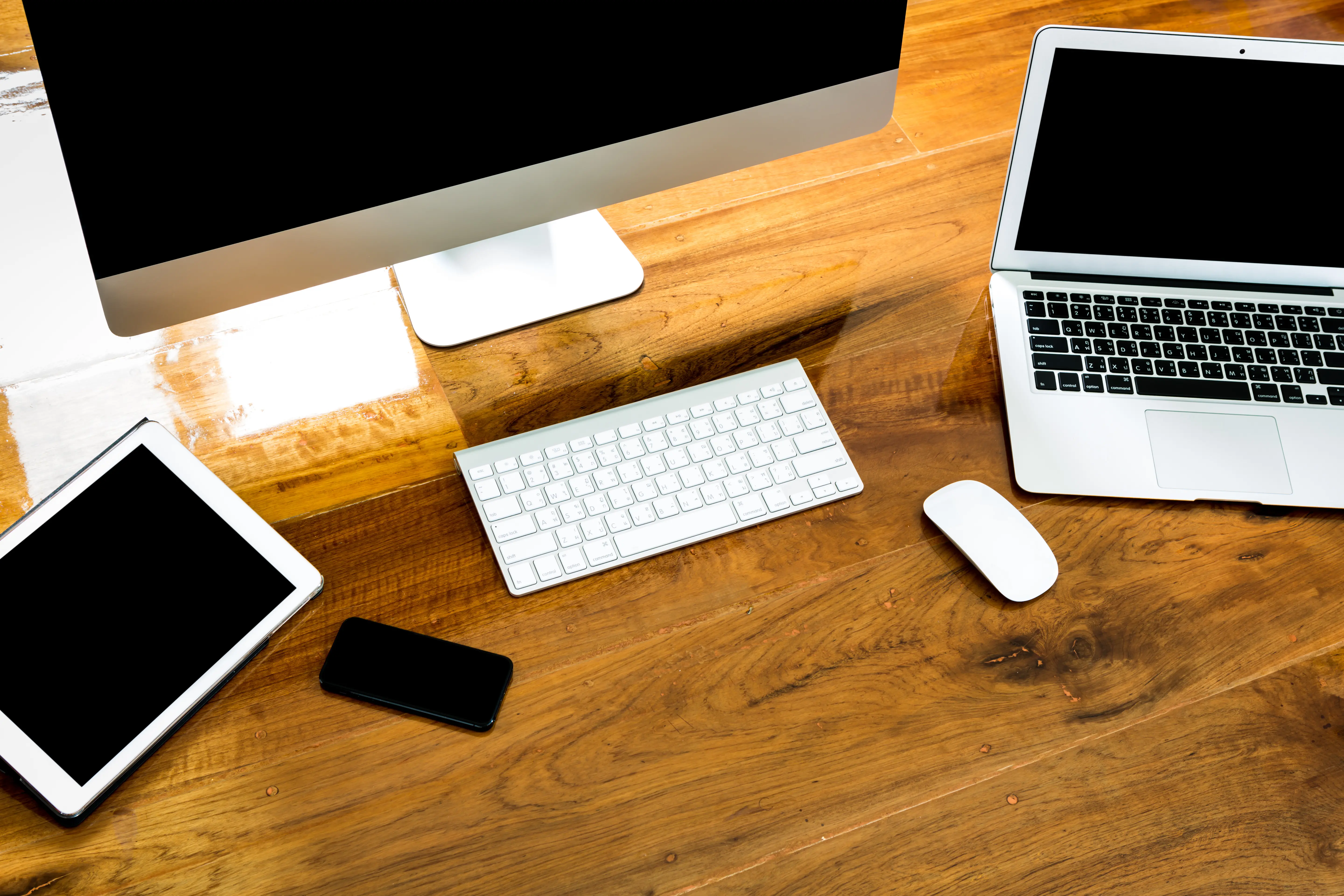 computer-laptop-tablet-view-from-wooden-table